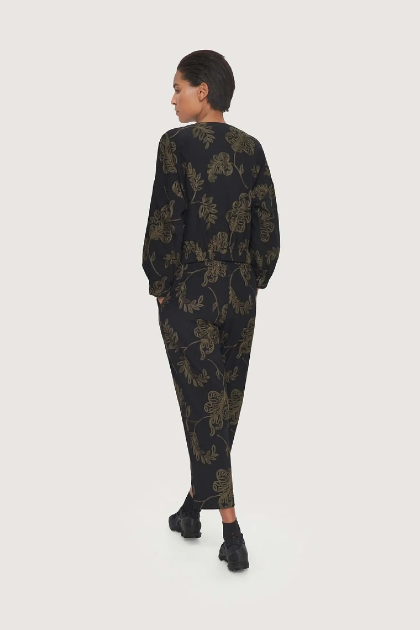 Embroidered leaf jakke