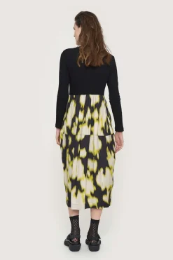 Iki højhalset kjole