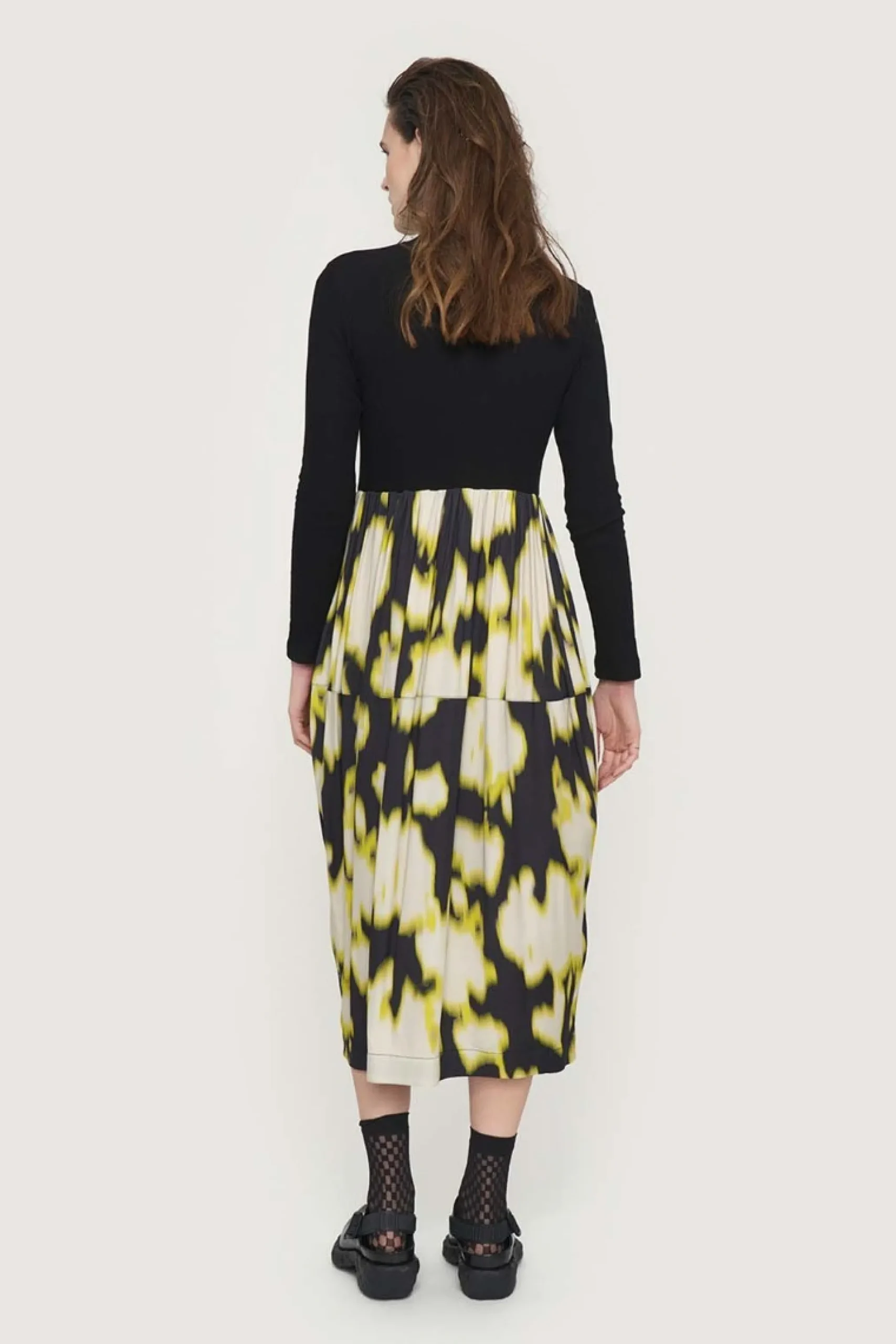 Iki højhalset kjole