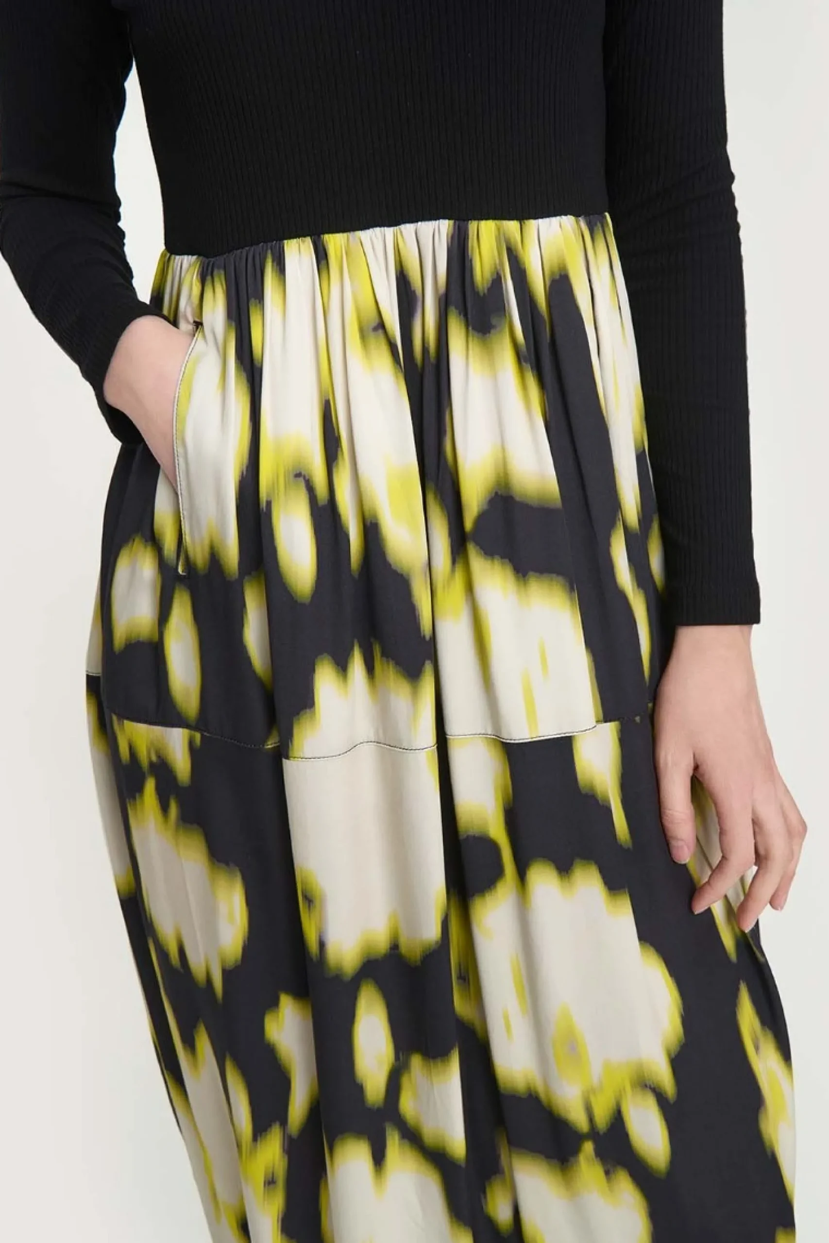 Iki højhalset kjole